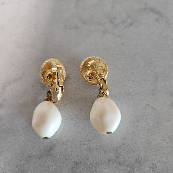 CREAM GRADUATED BEAD 31" L NECKLACE WITH MATCHING CROWN TRIFARI CLIP-ON EARRINGS - Picture 7 of 10